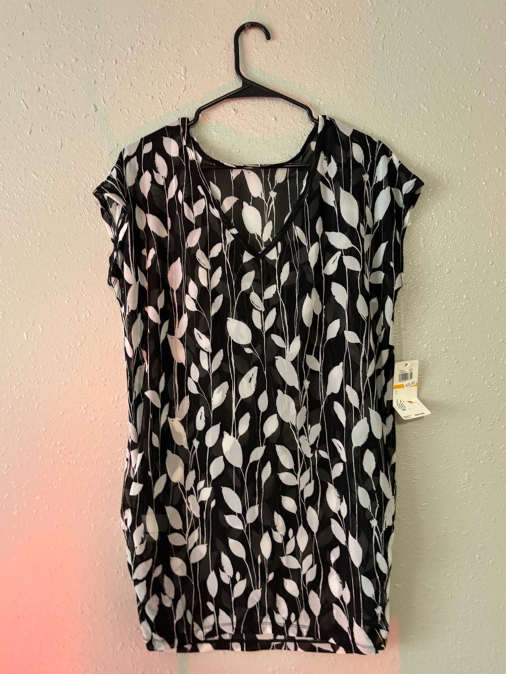 Black & White Leaf Print V-Neck Blouse